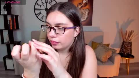 Daniella online show from December 5, 2:55 pm