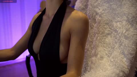 Snapshot of danielle_thomas chatting on December 28, 9:20 am Danielle online show from December 28, 9:20 am