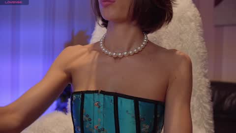 Snapshot of danielle_thomas chatting on January 12, 9:51 am Danielle online show from January 12, 9:51 am