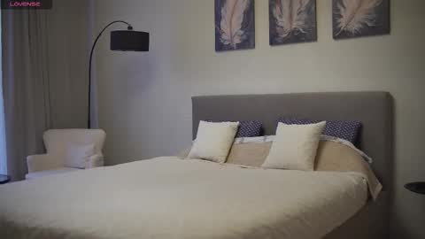 Snapshot of danielle_thomas chatting on September 18, 9:44 am Danielle online show from September 18, 9:44 am