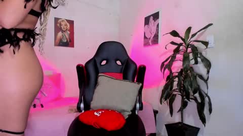 Snapshot of danii_jimenez chatting on October 2, 10:28 pm Daniela online show from October 2, 10:28 pm