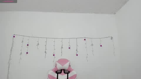 Snapshot of danna_1111 chatting on December 9, 11:36 am danna online show from December 9, 11:36 am