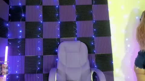 Snapshot of danna__castle chatting on April 27, 5:05 am Dannacastle online show from April 27, 5:05 am