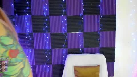 Snapshot of danna__castle chatting on May 17, 4:54 am Dannacastle online show from May 17, 4:54 am