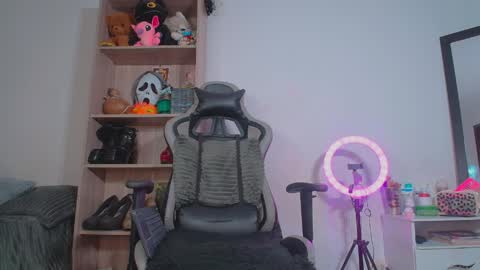 Snapshot of danna_bella2 chatting on May 25, 8:04 pm danna isabella online show from May 25, 8:04 pm