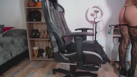 Snapshot of danna_bella2 chatting on June 10, 8:19 pm danna isabella online show from June 10, 8:19 pm