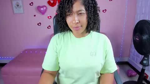 Snapshot of danna_berry chatting on February 21, 8:27 pm DannaBerry online show from February 21, 8:27 pm