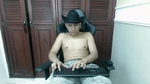 Snapshot of dannyt_hot chatting on November 19, 1:00 pm dannyt_hot online show from November 19, 1:00 pm