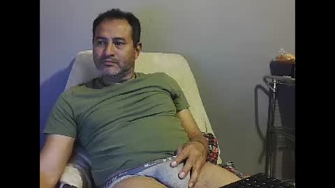 Snapshot of dantehot82 chatting on January 18, 2:36 am dantehot82 online show from January 18, 2:36 am