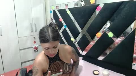daphne877046 online show from April 14, 7:09 pm