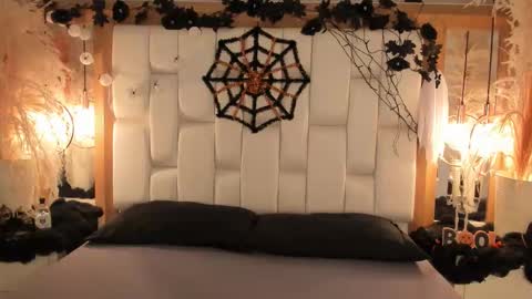 Snapshot of daphne_and_roger chatting on October 27, 11:14 am daphne_and_roger online show from October 27, 11:14 am