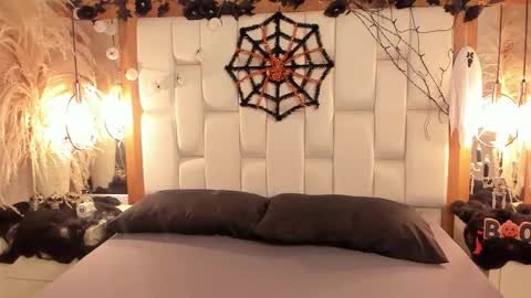 Snapshot of daphne_and_roger chatting on October 31, 11:00 am daphne_and_roger online show from October 31, 11:00 am