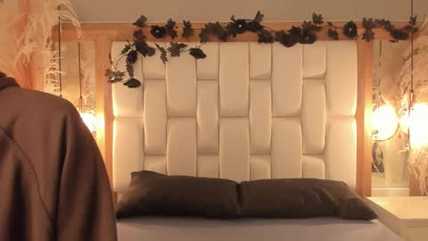 Snapshot of daphne_and_roger chatting on November 3, 11:00 am daphne_and_roger online show from November 3, 11:00 am