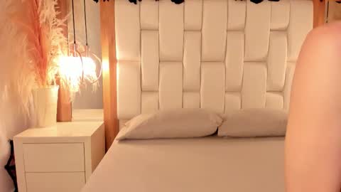 Snapshot of daphne_and_roger chatting on November 11, 11:10 am daphne_and_roger online show from November 11, 11:10 am