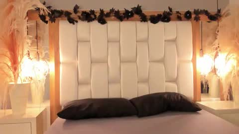 Snapshot of daphne_and_roger chatting on November 12, 11:10 am daphne_and_roger online show from November 12, 11:10 am