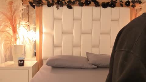 Snapshot of daphne_and_roger chatting on December 5, 11:08 am daphne_and_roger online show from December 5, 11:08 am