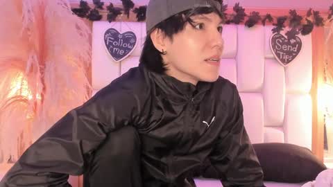 daphne_and_roger online show from April 2, 11:08 am