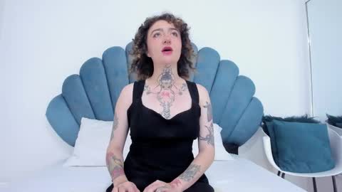 Daphne Blunt online show from December 11, 3:35 am