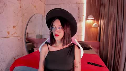 Snapshot of daphne_courtis chatting on November 19, 3:06 am Daphne online show from November 19, 3:06 am