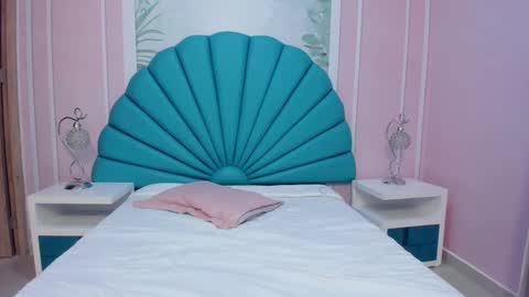 Snapshot of daphne_fox_ chatting on February 19, 8:33 am Daphne  online show from February 19, 8:33 am