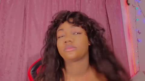 Snapshot of daphnewalker__ chatting on December 17, 10:54 am Daphne online show from December 17, 10:54 am