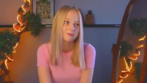 Snapshot of darceyheyd chatting on October 20, 3:40 am Kami online show from October 20, 3:40 am