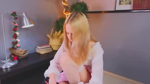 Snapshot of darceyheyd chatting on November 15, 3:15 am Kami online show from November 15, 3:15 am