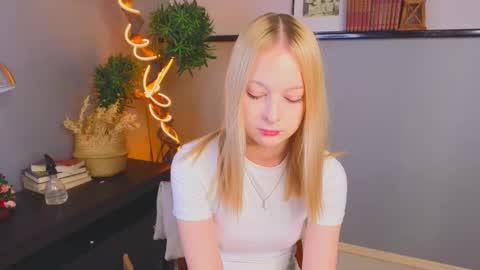 Snapshot of darceyheyd chatting on November 18, 3:23 am Kami online show from November 18, 3:23 am