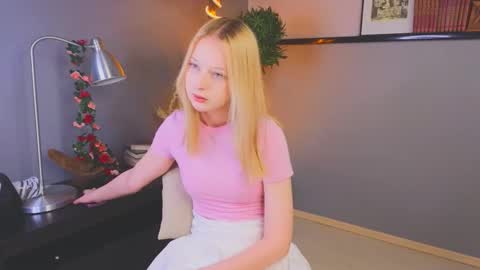 Snapshot of darceyheyd chatting on November 19, 3:28 am Kami online show from November 19, 3:28 am