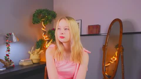 Snapshot of darceyheyd chatting on December 14, 2:50 am Kami online show from December 14, 2:50 am