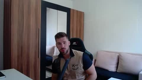 darius_94 online show from April 22, 4:37 am