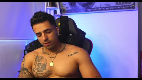 Darius Phoenix  online show from February 3, 9:29 pm