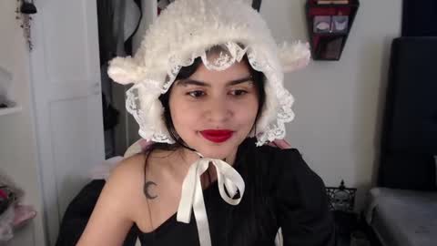 Snapshot of dark_angel_66 chatting on December 24, 7:44 pm Moony online show from December 24, 7:44 pm