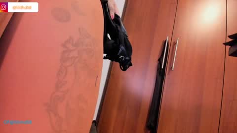 Snapshot of darknes_lilith18 chatting on December 19, 1:50 am darknes_lilith18 online show from December 19, 1:50 am