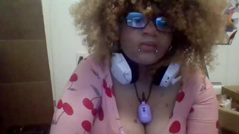Snapshot of darksundaze chatting on June 18, 11:42 pm DarkSundaze online show from June 18, 11:42 pm