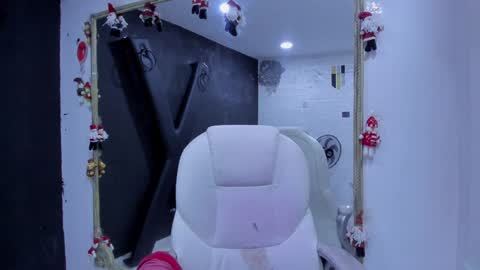 Snapshot of darlingbdsm_ chatting on January 2, 2:46 pm Darling online show from January 2, 2:46 pm