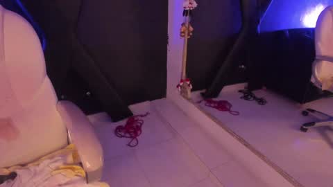 Snapshot of darlingbdsm_ chatting on January 3, 7:50 pm Darling online show from January 3, 7:50 pm