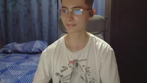 Snapshot of david_colombian chatting on May 26, 1:23 am ProgrammerBoy online show from May 26, 1:23 am