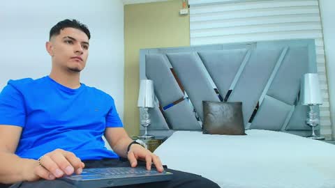 david_victoriaa online show from April 18, 1:04 pm
