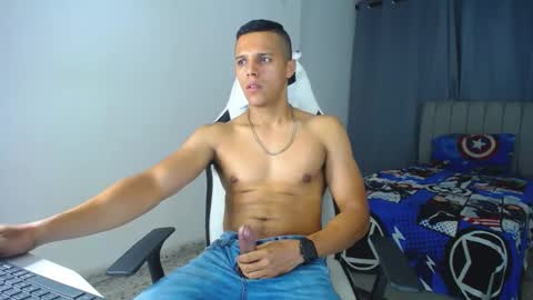 Snapshot of davisito7 chatting on February 14, 5:30 am David Angel online show from February 14, 5:30 am