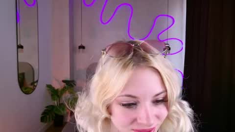 Snapshot of dayicutie chatting on May 12, 7:16 am Kylie online show from May 12, 7:16 am