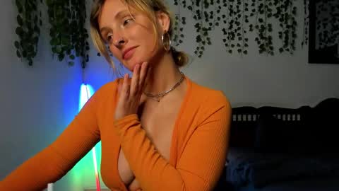 Snapshot of dayna_sunset chatting on October 16, 3:57 pm dayna_sunset online show from October 16, 3:57 pm