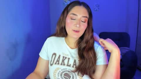 Snapshot of daysi_glow chatting on December 18, 11:00 pm online show from December 18, 11:00 pm