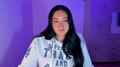 Snapshot of daysi_glow chatting on May 9, 2:06 am online show from May 9, 2:06 am
