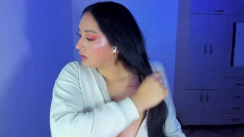 Snapshot of daysi_glow chatting on June 5, 10:04 pm online show from June 5, 10:04 pm