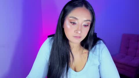 Snapshot of daysi_glow chatting on August 1, 12:32 am online show from August 1, 12:32 am