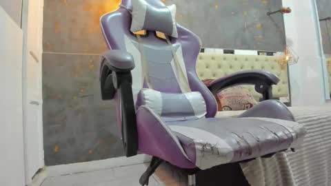 Snapshot of de_lirio chatting on December 15, 12:42 pm de_lirio online show from December 15, 12:42 pm