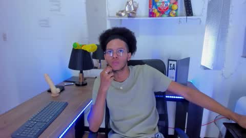 Snapshot of deamon_devil chatting on November 18, 6:45 pm deamon_devil online show from November 18, 6:45 pm