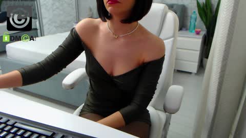 Snapshot of dear_ellisse chatting on December 20, 9:32 am Elly online show from December 20, 9:32 am