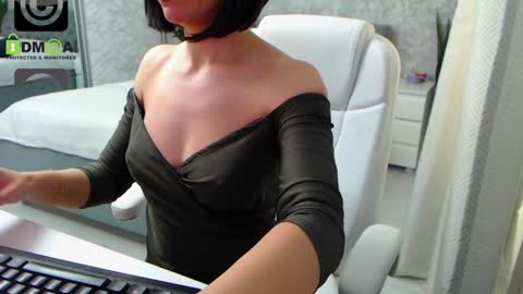 Snapshot of dear_ellisse chatting on January 7, 1:24 pm Elly online show from January 7, 1:24 pm